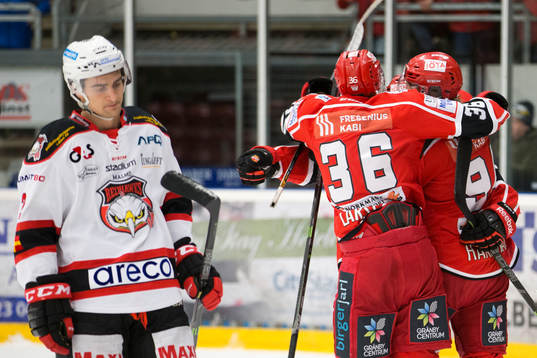 Almtunas Michael Haga 1-0 i första och möts av Almtunas