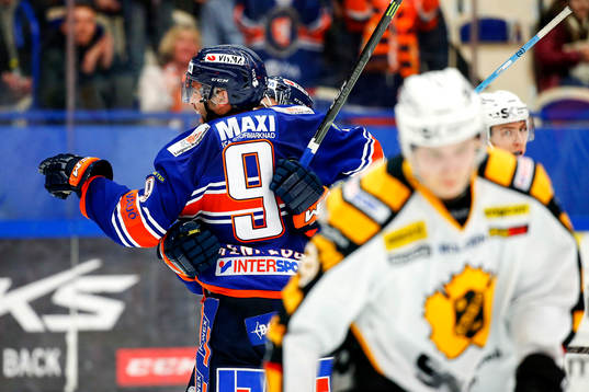 Växjös Josh Hennessy jublar