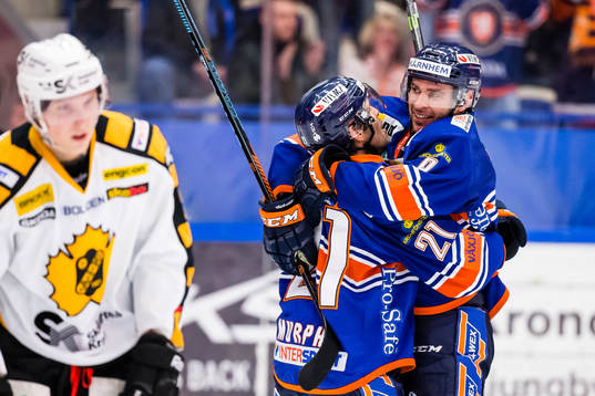 Växjös Josh Hennessy gör 2-0 målet och firas av Cory