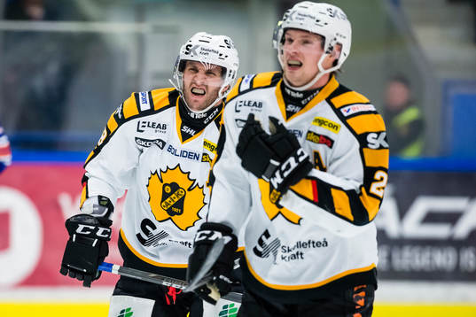 Skellefteås Pontus Petterström grinar illa