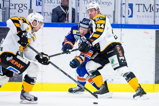 Skellefteås Anton Lindholm tacklar Växjös Jeff Tambellini