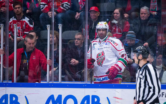 Modos Donald Brashear deppar i utvisningsbåset