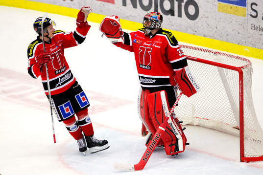 Örebros Jakub Krejcik och målvakt Julius Hudacek jublar