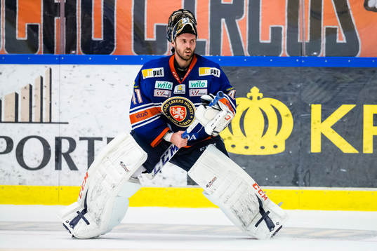 Växjös målvakt Cristopher Nihlstorp dansar framför