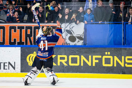 Växjös målvakt Cristopher Nihlstorp dansar framför