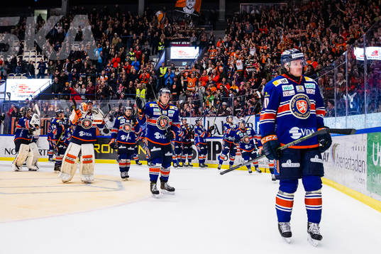 Växjös spelare firar framför fansen