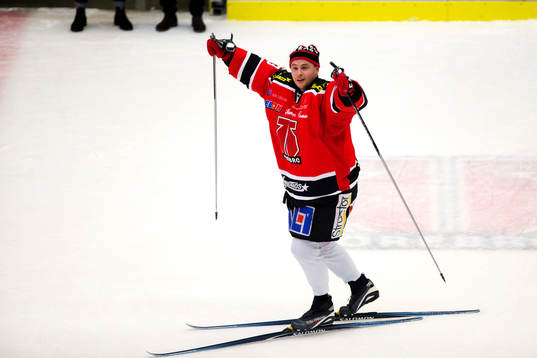 Örebros målvakt Julius Hudacek firar segern genom att