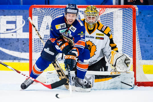 Växjös Jeff Tambellini oroar framför Skellefteås