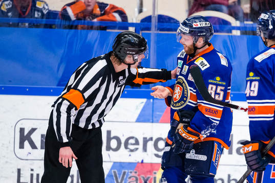 Domare Mikael Andersson tittar på Växjös Liam Reddox