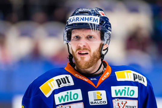 Växjös Liam Reddox får en tand utslagen