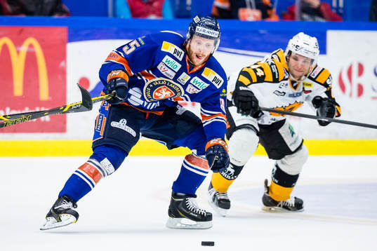 Växjös Liam Reddox jagas av Skellefteås Rob Schremp