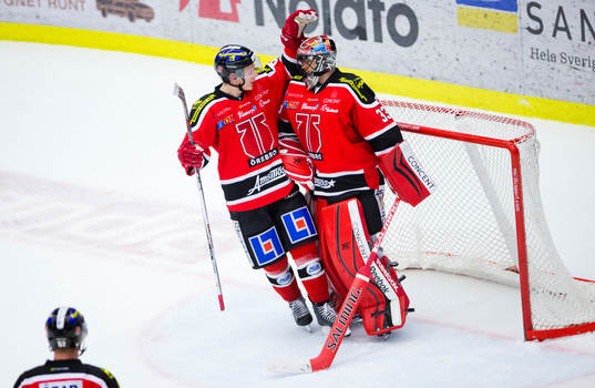 Örebros Jakub Krejcik och målvakt Julius Hudacek jublar