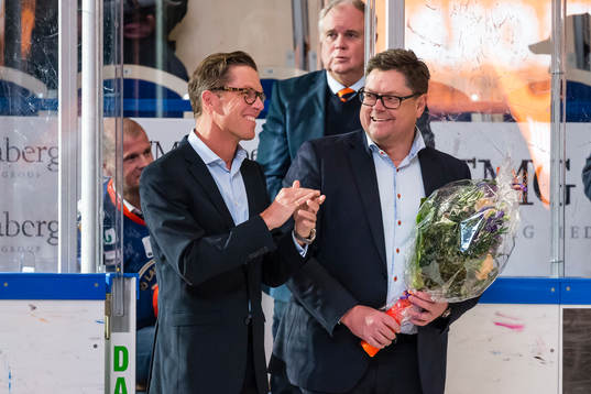 Växjös avgående VD Anders Öman (h) blir avtackad av