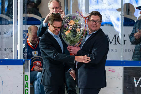 Växjös avgående VD Anders Öman (h) blir avtackad av