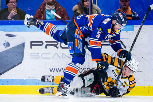 Växjös Noah Welch tacklar Skellefteås Patrik Zackrisson