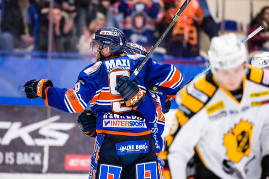 Växjös Josh Hennessy firar