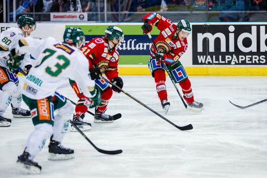 Frölundas Andreas Johnson med pucken