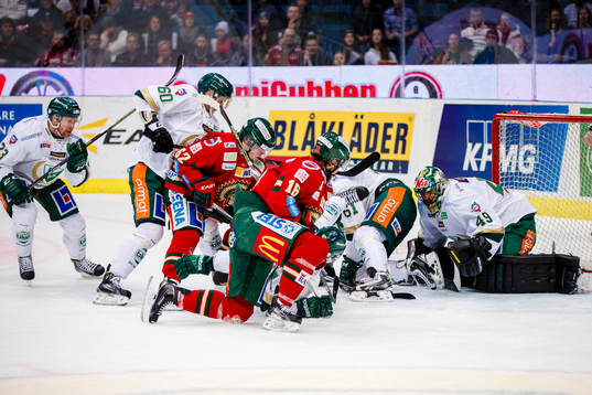 Kamp om pucken framför Färjestads målvakt Justin Pogge