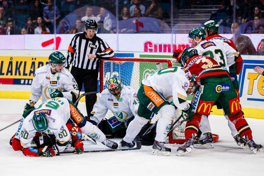 Kamp om pucken framför Färjestads målvakt Justin Pogge
