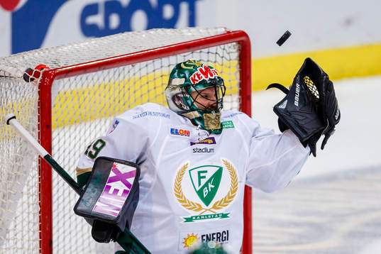 Färjestads målvakt Justin Pogge räddar ett skott