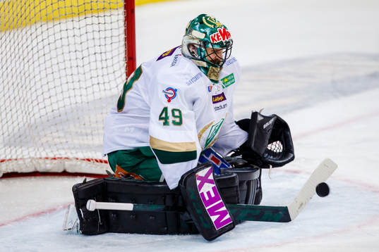 Färjestads målvakt Justin Pogge räddar ett skott