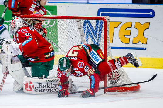 Frölundas Joel Lundqvist tacklas in i målstolpen
