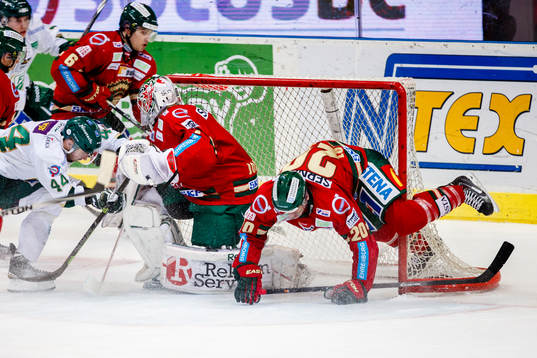 Frölundas Joel Lundqvist tacklas in i målstolpen