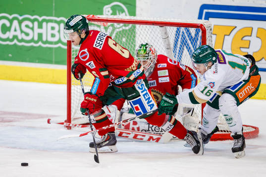 Frölundas Mikael Wikstrand jagas av Färjestads Joakim