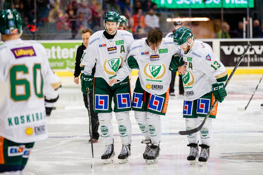 Färjestads Joakim Nygård får hjälp av isen