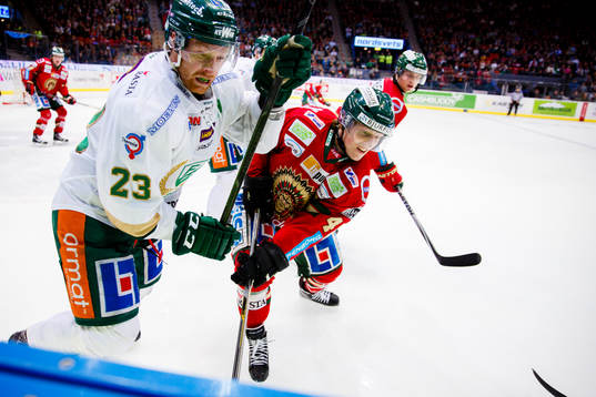 Färjestads Martin Röymark och Frölundas Mathis Olimb