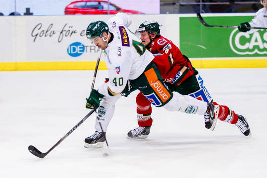 Färjestads Niclas Arell skjuter ett skott och klubban går