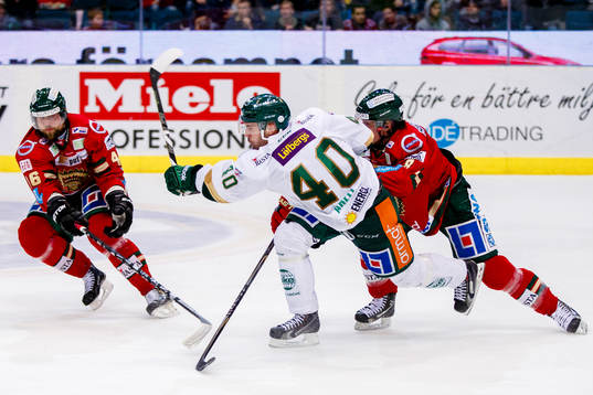 Färjestads Niclas Arell skjuter ett skott och klubban går