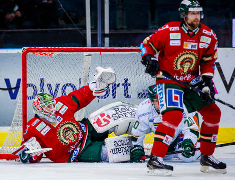 Frölundas målvakt Lars Johansson räddar ett skott