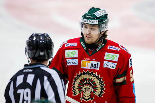Frölundas Mats Rosseli Olsen pratar med Linjedomare Henrik