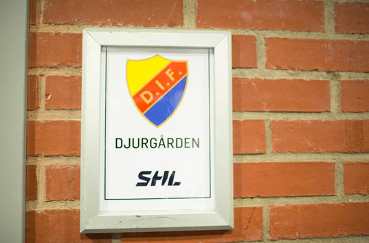 En skylt med text Djurgården utanför omklädningsrummet