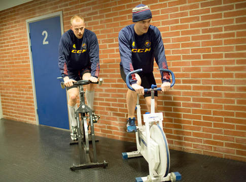 Djurgårdens Markus Nordlund och Marcus Högström värmer