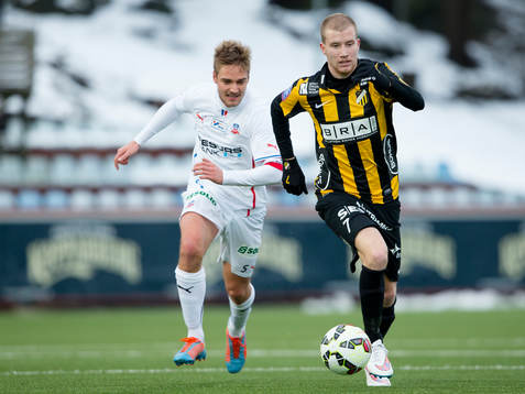 Häckens Simon Gustafson före Helsingborgs Johan
