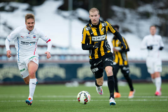 Häckens Simon Gustafson före Helsingborgs Johan