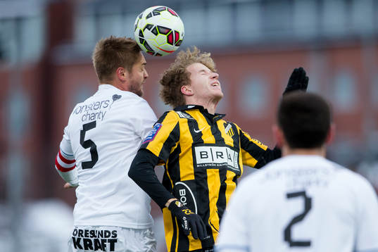 Helsingborgs Johan Mårtensson i nickduell med Häckens