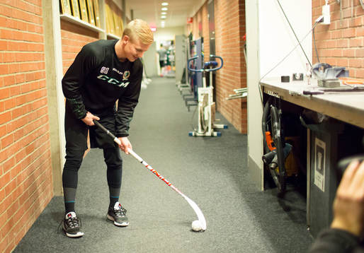 Färjestads Toni Rajala värmer upp med innebandyklubba