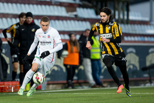 Helsingborgs Jordan Larsson i kamp mot Häckens Leonard Zuta