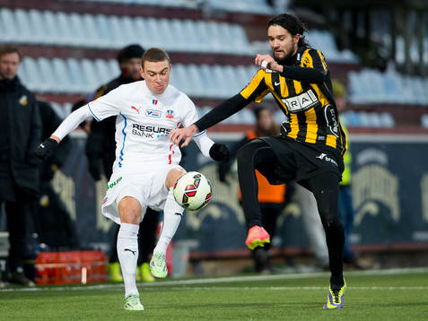 Helsingborgs Jordan Larsson i kamp mot Häckens Leonard Zuta