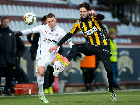 Helsingborgs Jordan Larsson i kamp mot Häckens Leonard Zuta
