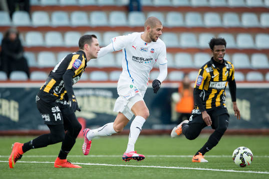 Helsingborgs Robin Simovic mellan Häckens Martin Ericsson