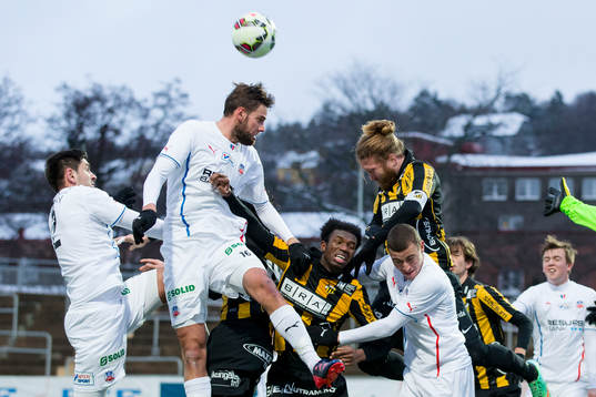 Häckens Emil Wahlström nickar bort en hörna