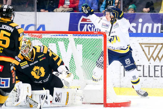 Hv71s Anton Bengtsson jublar