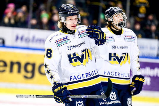 Hv71s Anton Bengtsson och Filip Sandberg  jublar