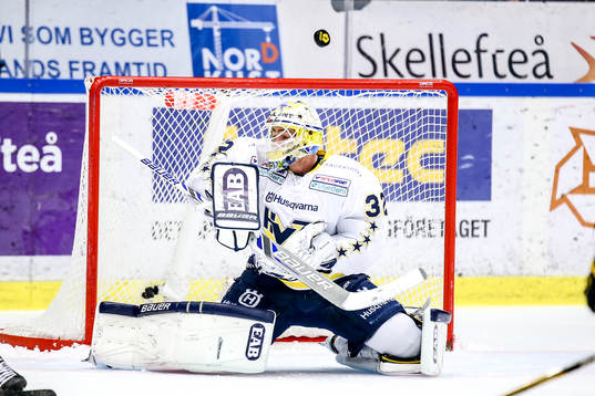 Hv71s målvakt Gustaf Wesslau räddar ett skott