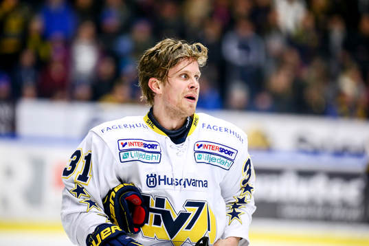 Hv71s Mattias Tedenby utan hjälm