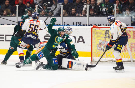 Färjestads Rickard Wallin krockar med Djurgårdens